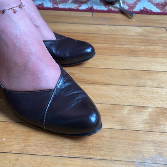 VINTAGE HAND MADE IN CANADA GENUINE BROWN LEATHER PUMPS - Picture 13 of 17